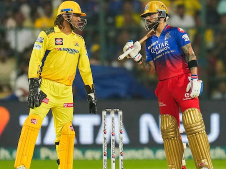 धोनी से ड्रेसिंग रूम में मिलने पहुंचे थे विराट कोहली, प्लेऑफ से बाहर होने के बाद माही ने क्या कहा?